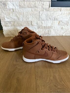 Nike High-Top Dunks - Cognac